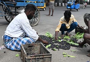 உள்வாங்கிய சாலையால் வியாபாரிக்கு பாதிப்பு