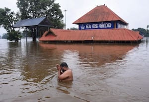 சீறும் இயற்கை; சிதறும் மக்கள்! 3 மாவட்டங்களுக்கு 'ரெட் அலெர்ட்'