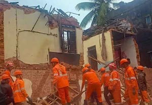 கேரளாவில் கனமழை; 2 மாடி கட்டடம் இடிந்து 3 பேர் உயிரிழந்த சோகம்!