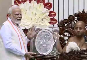 பிரதமர் மோடிக்கு 'தர்ம சக்ரவர்த்தி' பட்டம் கொடுத்து கவுரவிப்பு