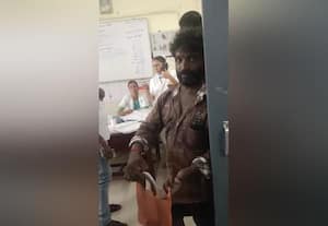 தன்னை கடித்த பாம்புடன் சிகிச்சைக்கு வந்த வாலிபர்