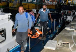 கடலில் சிக்கிய 4 இந்திய மீனவர்களை மீட்டது இலங்கை கடற்படை