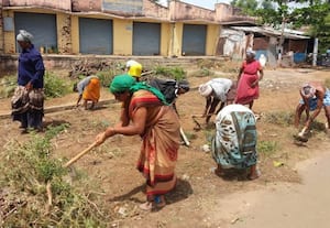 புதர் மண்டிய பூமாலை வணிக வளாகத்தில் துாய்மை பணி  தினமலர் செய்தி எதிரொலி