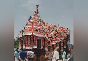 அச்சு முறிந்ததால் விபரீதம் சுவாமியுடன் சாய்ந்தது தேர்