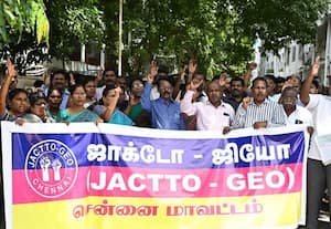 13 தொழிற்சங்கங்கள் 'ஸ்டிரைக்' பஸ், ரயில், ஆட்டோக்கள் ஓடின  போராட்டத்தால் போக்குவரத்து நெரிசல்