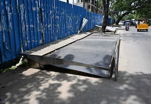 நிழற்குடையால் விபத்து அபாயம்
