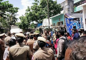  50 அடி அகல சாலையில் ஆக்கிரமிப்பு அதிகரிப்பு 2008ல் 192; 2014ல் 278; தற்போது மேலும் உயர்வு நீதிமன்றம் பலமுறை உத்தரவிட்டும் அதிகாரிகள் மந்தம்
