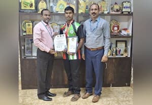 தொடர் குத்துச் சண்டை போட்டி  கல்லூரி மாணவர் சாதனை