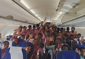 படித்தால் 'பறக்கலாம்!'  விமானத்தில் கூட்டிச்சென்று பள்ளி மாணவர்களுக்கு 'பாடம்'