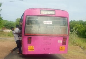 பஸ் படிக்கட்டில் தொங்கியபடி மாணவர்கள் ஆபத்தான பயணம்