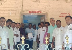 ஓட்டுச்சாவடி முகவர்கள் பட்டியல் தேர்தல் அலுவலகத்தில் ஒப்படைப்பு