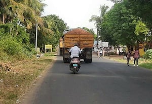 அதிவேக செம்மண் லாரிகளால் மாணவர்கள் திக்...திக்...
