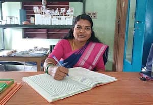 படித்த பள்ளியிலேயே தலைமையாசிரியை: ஊர் மக்கள் பாராட்டு