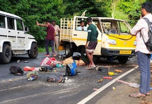 சரக்கு வாகனம் கவிழ்ந்து  பழங்குடியினர் மூவர் பலி: 19 பேர் படுகாயம்; வேலைக்கு சென்ற போது விபரீதம்