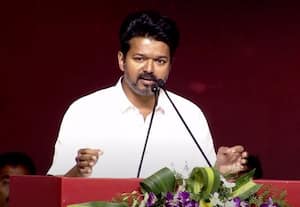 பாஜ முதுகின் பின்னால் பதுங்கி கொள்ளும் திமுக: நடிகர் விஜய் குற்றச்சாட்டு