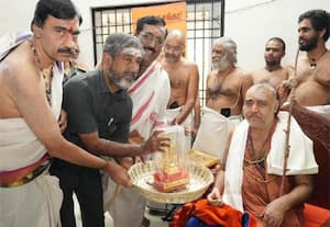 காஞ்சி சங்கராச்சாரியார் சுவாமிகளுக்கு    பிக் ஷா வந்தனம்  திருப்பதி சங்கர மடத்தில் நடந்தது