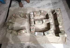 30 ஆயிரம் ரூபாய் லஞ்சம் வாங்கிய அதிகாரி கைது: வீட்டில் சிக்கியது 1.60 கோடி ரூபாய்!