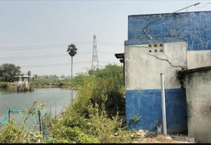 குளம் அருகே அங்கன்வாடி தடுப்பு இல்லாததால் அச்சம்