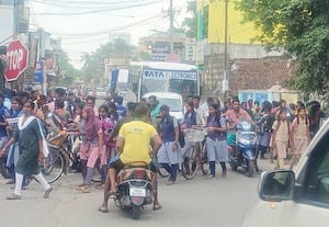 பள்ளி விடும் நேரத்தில் சாலையை கடக்க மாணவியர் அவதி