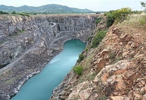 கிடப்பில் கைவிடப்பட்ட கல் குவாரிகளுக்கு பாதுகாப்பு வேலி அமைக்கும் நடவடிக்கை அதிகாரிகள் அலட்சியத்தால் கிராமத்தில் வசிப்போர் பரிதவிப்பு