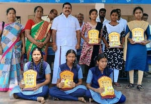 மாணவர்களுக்கு தி.மு.க., பரிசு
