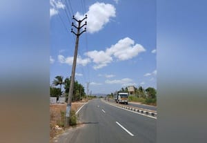 ரோட்டோர மின்கம்பங்களை அகற்றாததால் விபத்து