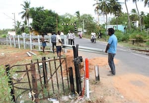 விழுப்புரம் -புதுச்சேரி ரயில் பாதையில் கேட் பகுதியில் தடுப்புகள் அமைப்பு