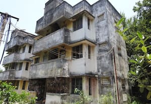 மீஞ்சூரில் இடிந்து விழும் அபாயத்தில் பயன்பாடு இல்லாத காவலர் குடியிருப்பு