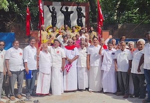 தியாகிகள் சிலைக்கு மரியாதை