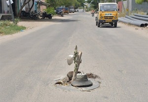 மேன்ஹோல் பள்ளத்தில் கம்பு  விபத்துக்கு வழி