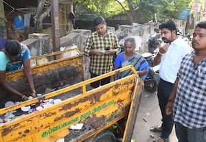 கட்டுக்கட்டாக வாக்காளர் அட்டைகள் குப்பை வண்டியில் இருந்ததால் 'ஷாக்'