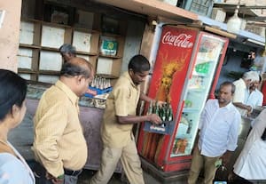 சிவகாசியில் வாடகை செலுத்தாத கடைகளின் பூட்டை உடைத்து பொருட்கள் அகற்றம்