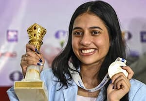 திவ்யாவுக்கு உற்சாக வரவேற்பு * நாக்பூர் விமான நிலையத்தில்...
