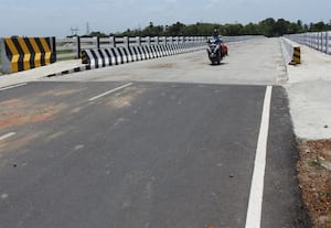 மின்விளக்குகள் இல்லாத கொசஸ்தலை பாலம் வாகன ஓட்டிகள், கிராம மக்கள் அச்சம்