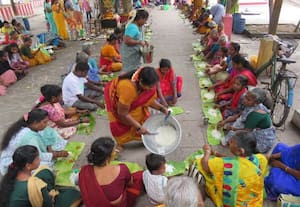 இடிக்கப்பட்ட அன்னதான கூடம் கட்டாததால் தரையில் அமர்ந்து சாப்பிடும் பக்தர்கள்