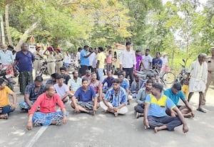 இலவச மனைப்பட்டா கோரி பாகூரில் சாலை மறியல்