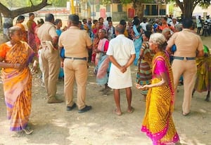 100 நாள் வேலை கேட்டு விக்கிரவாண்டியில் மறியல்