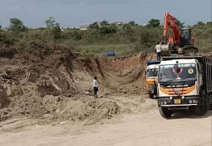 விதியை மீறி 15 அடிக்கு மேல் மண் எடுப்பு தலைமை செயலருக்கு சமூக ஆர்வலர்கள் புகார் மனு
