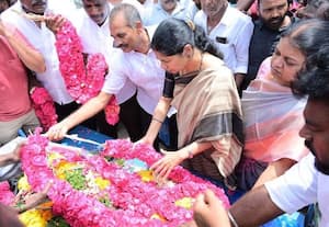 ஆணவ கொலையான வாலிபர் உடல் சொந்த ஊரில் தகனம்