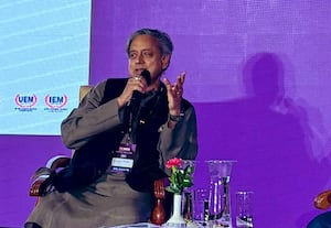 அமெரிக்காவுடன் பொருளாதார உறவு முக்கியமானது; சொல்கிறார் சசிதரூர்