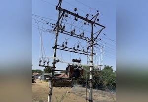 கே.மடத்துப்பட்டியில் சேதமான டிரான்ஸ்பார்மர் மின் கம்பங்கள்