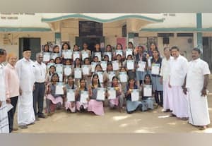 குறுவட்ட போட்டியில் வெற்றி பெற்ற மாணவிகளுக்கு பாராட்டு விழா
