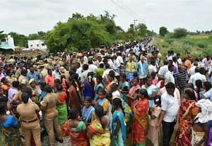 ஆளில்லா ரயில்வே கேட்டில் சுரங்கப்பாதை அமைக்க எதிர்ப்பு விருத்தாசலம் அருகே ரயில் மறியல்