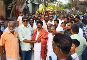 முளைப்பாரி ஊர்வலத்தை வரவேற்ற முஸ்லிம்கள் 