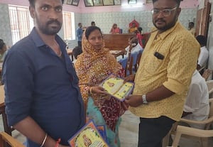 கும்பாபிஷேக அழைப்பிதழை வழங்கிய தி.மு.க.,கவுன்சிலர் நகராட்சி கவுன்சில் கூட்டத்தில்