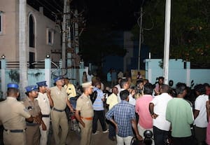 பெண்ணிடம் அத்துமீறிய கடை உரிமையாளர் பொதுமக்கள் முற்றுகையால் பரபரப்பு