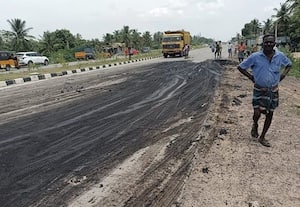 கடலுார் அருகே கார் மோதி, டிராக்டர் கவிழ்ந்து விபத்து சாலையில் சிதறிய கழிவுகளால் வாகன ஓட்டிகள் அவதி