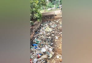 கழிவுநீர் கால்வாயில் பிளாஸ்டிக்