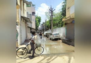 கீழக்கரை சாலையில் ஓடும் கழிவுநீரால் மக்கள் அவதி