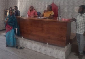 பஸ் ஸ்டாண்ட், மூன்றாந்தலில் மதுபார்களை மாற்ற தி.மு.க., கவுன்சிலர்கள் போராட்டம் நகராட்சி கூட்டத்தில் 84 தீர்மானங்கள் நிறைவேற்றம்